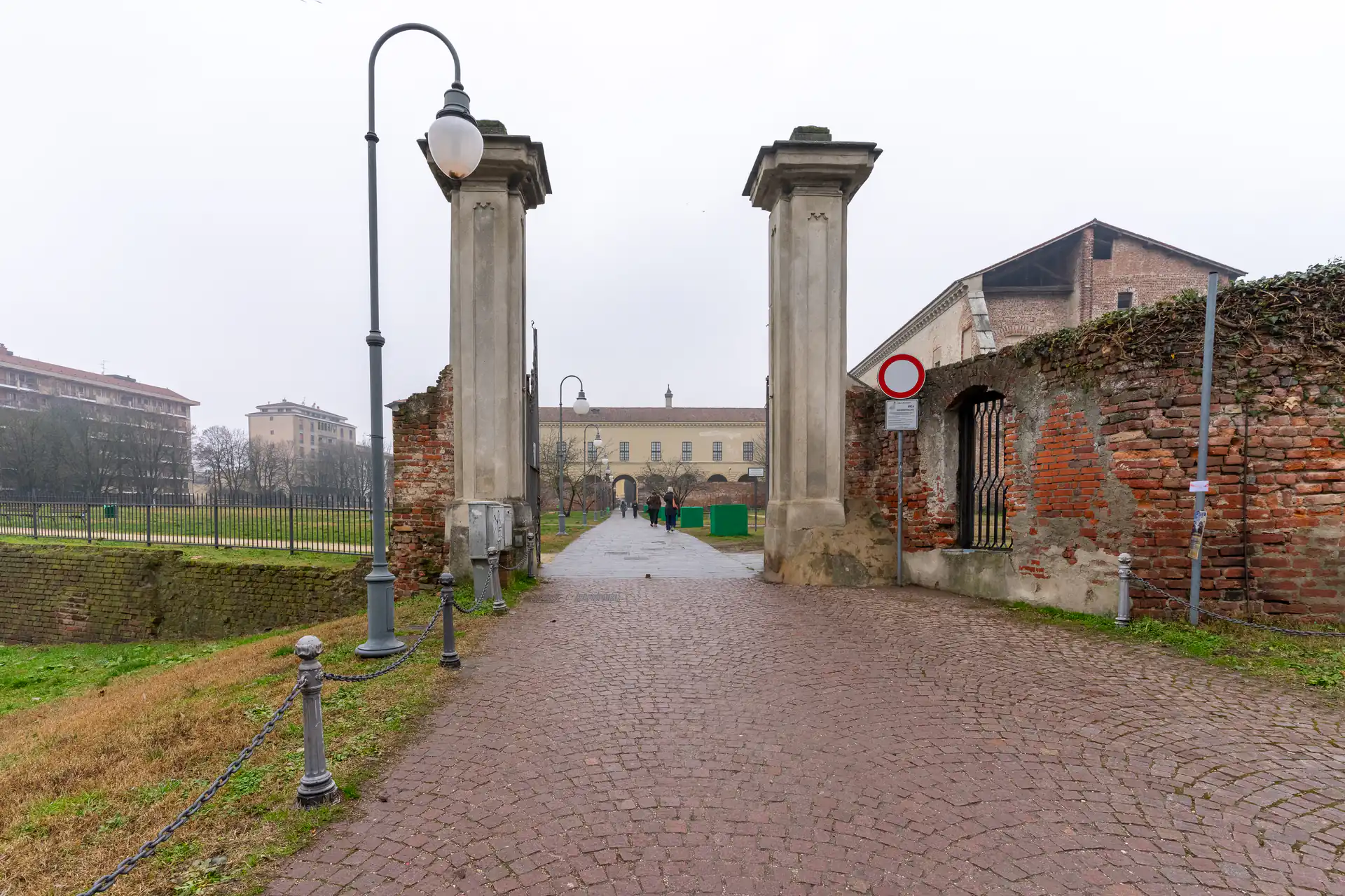 Ingresso al giardino del Castello di Melegnano, zona storica vicino al centro